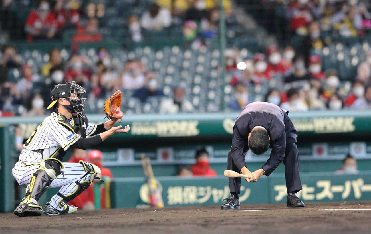 阪神対広島21回戦　ファーストピッチセレモニーで打席に立つ川藤幸三OB会長はSADA佐田展隆社長の球をしゃがんでよける（撮影・上山淳一）