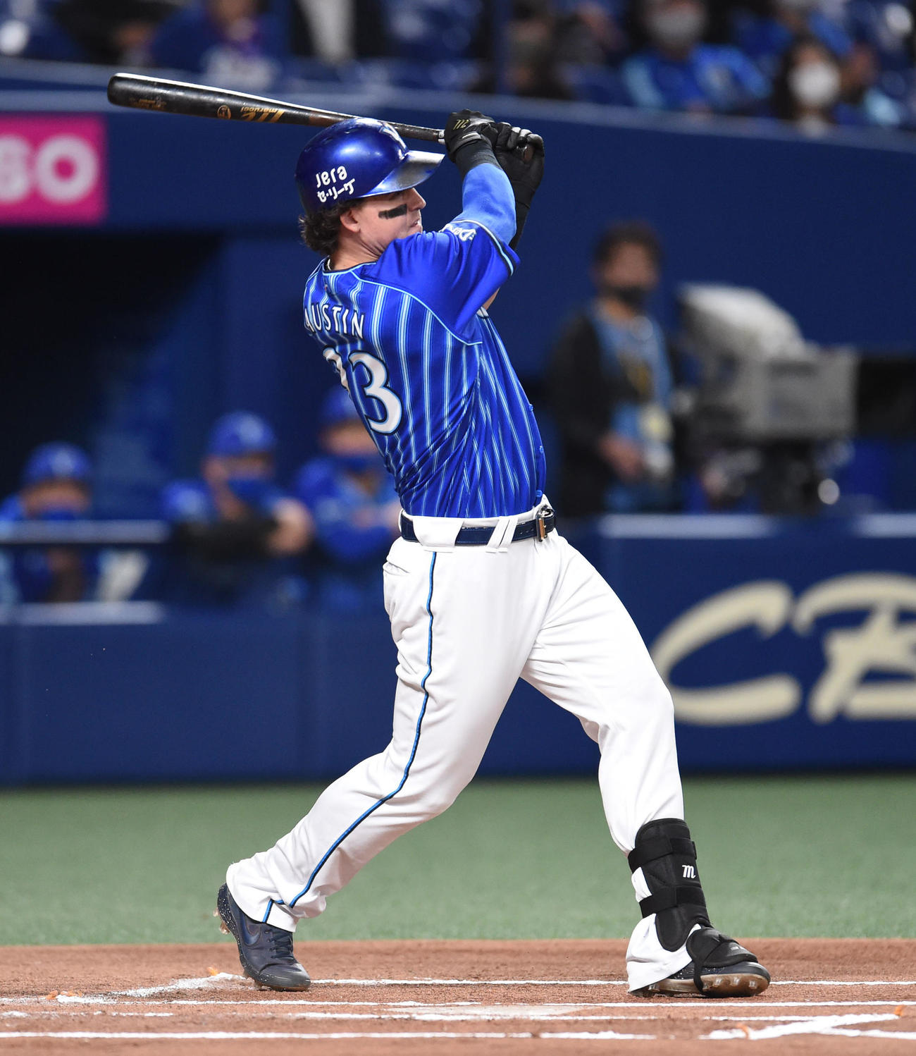 プロ野球中日対DeNA　1回表DeNA2死、右中間スタンドに本塁打を放ったタイラー・オースティン（撮影・森本幸一）