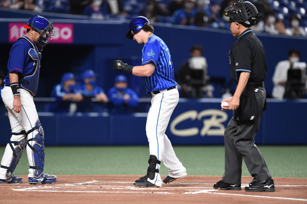 プロ野球中日対DeNA　1回表DeNA2死、右中間スタンドに本塁打を放ったタイラー・オースティン（撮影・森本幸一）