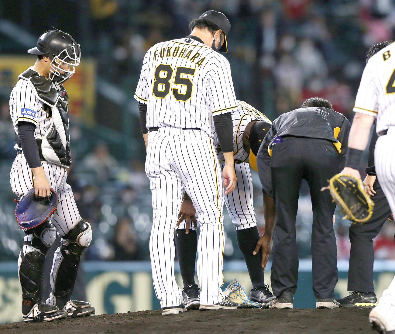 阪神対広島21回戦　3回表広島2死満塁、オネルキ・ガルシア（中央）は坂倉将吾の打球が当たった左すねをさわる（撮影・上山淳一）