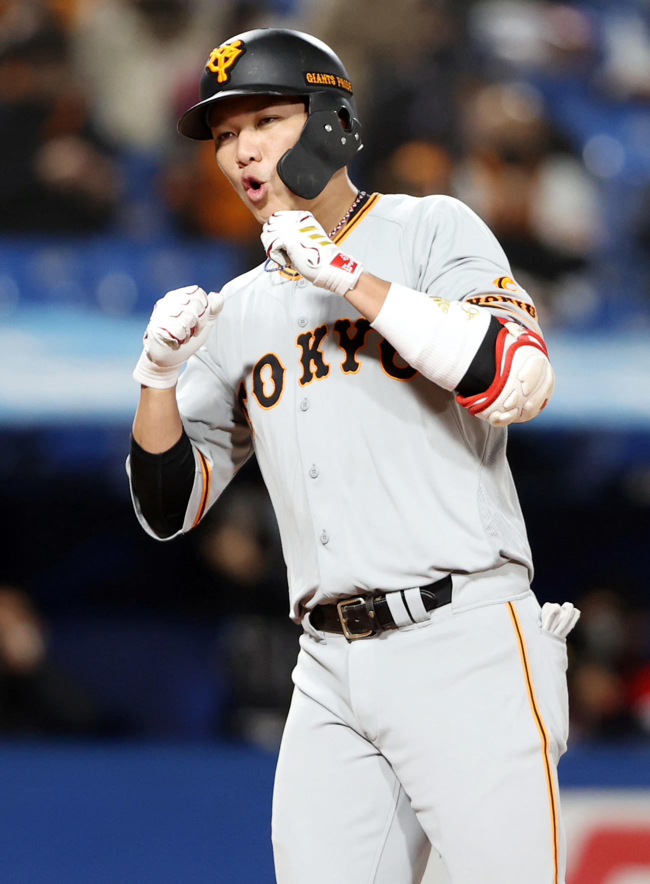 ヤクルト対巨人　4回表巨人2死、先制ソロ本塁打を放つ坂本（撮影・狩俣裕三）