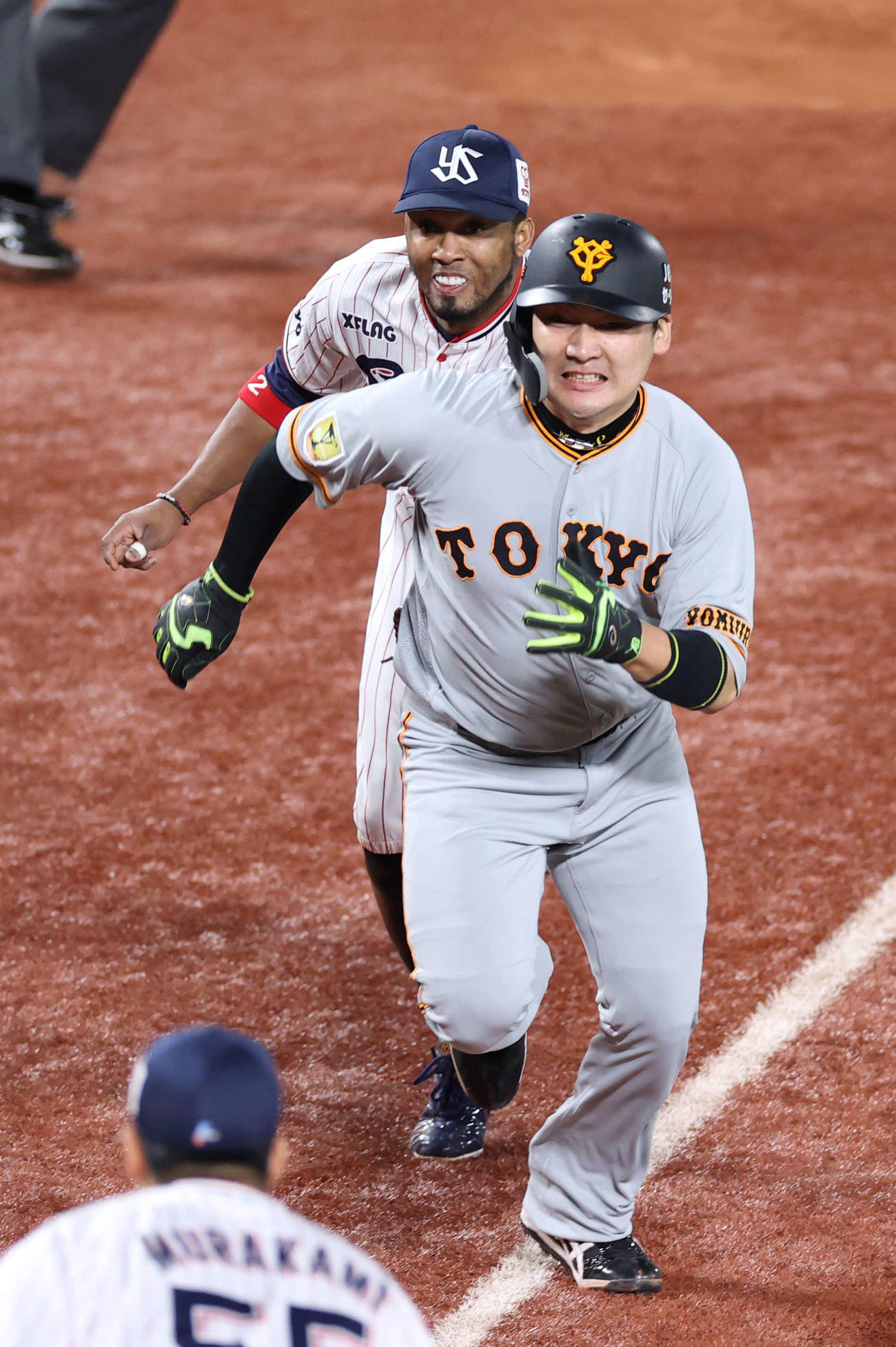 ヤクルト対巨人　5回表巨人無死二、三塁、大城のスクイズ失敗で三塁走者の丸（手前）は挟殺死となる。奥は三塁手のエスコバー（撮影・河野匠）