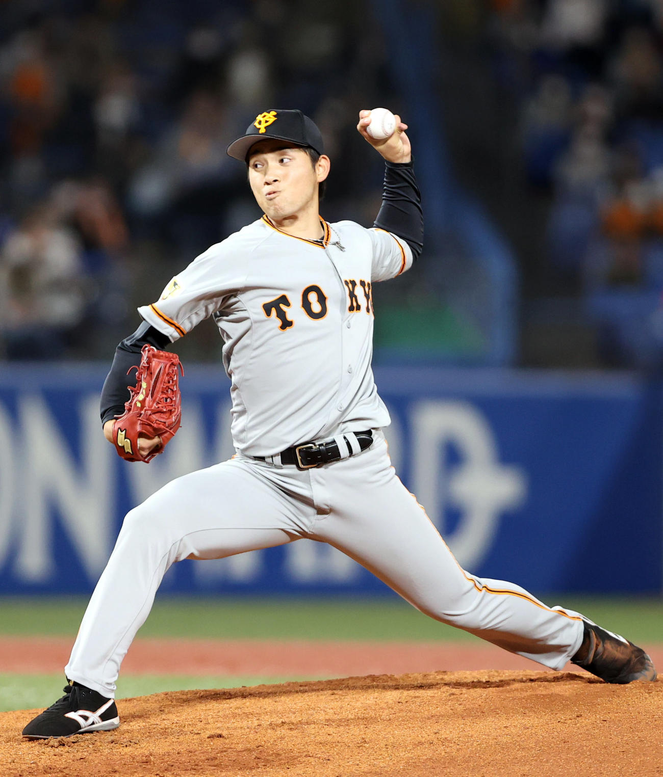 ヤクルト対巨人　巨人先発の高橋（撮影・狩俣裕三）