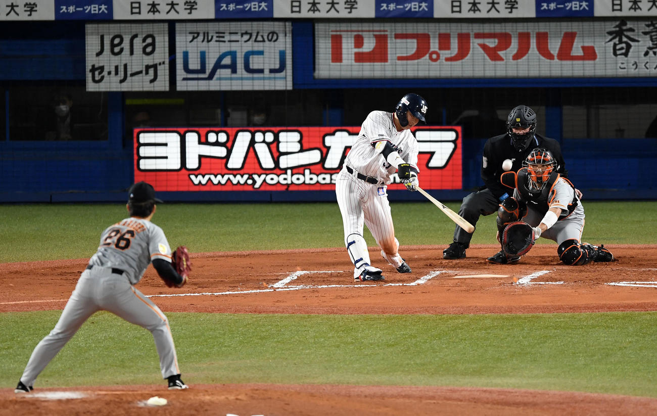 ヤクルト対巨人　6回裏ヤクルト1死二塁、左越え2点本塁打を放つ村上（撮影・横山健太）