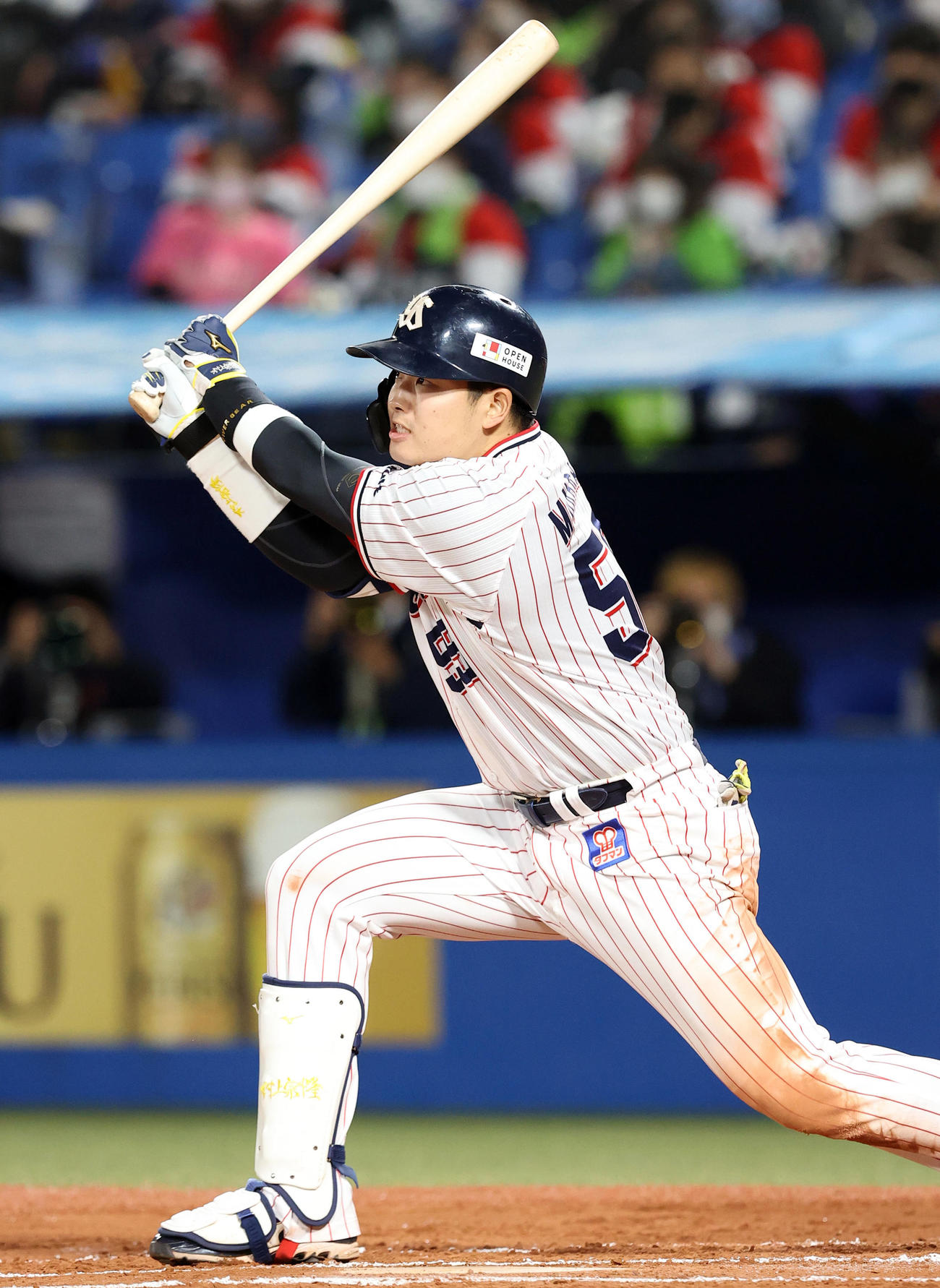 ヤクルト対巨人　6回裏ヤクルト1死二塁、2点本塁打を放つ村上（撮影・垰建太）