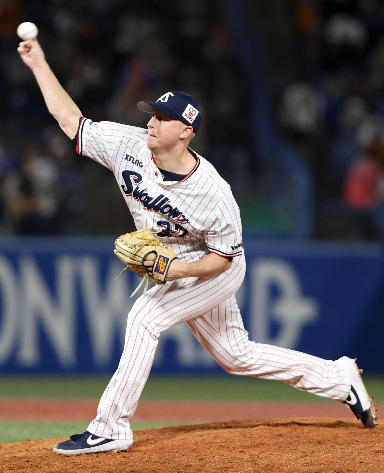 ヤクルト対巨人　8回表から登板するマクガフ（撮影・狩俣裕三）