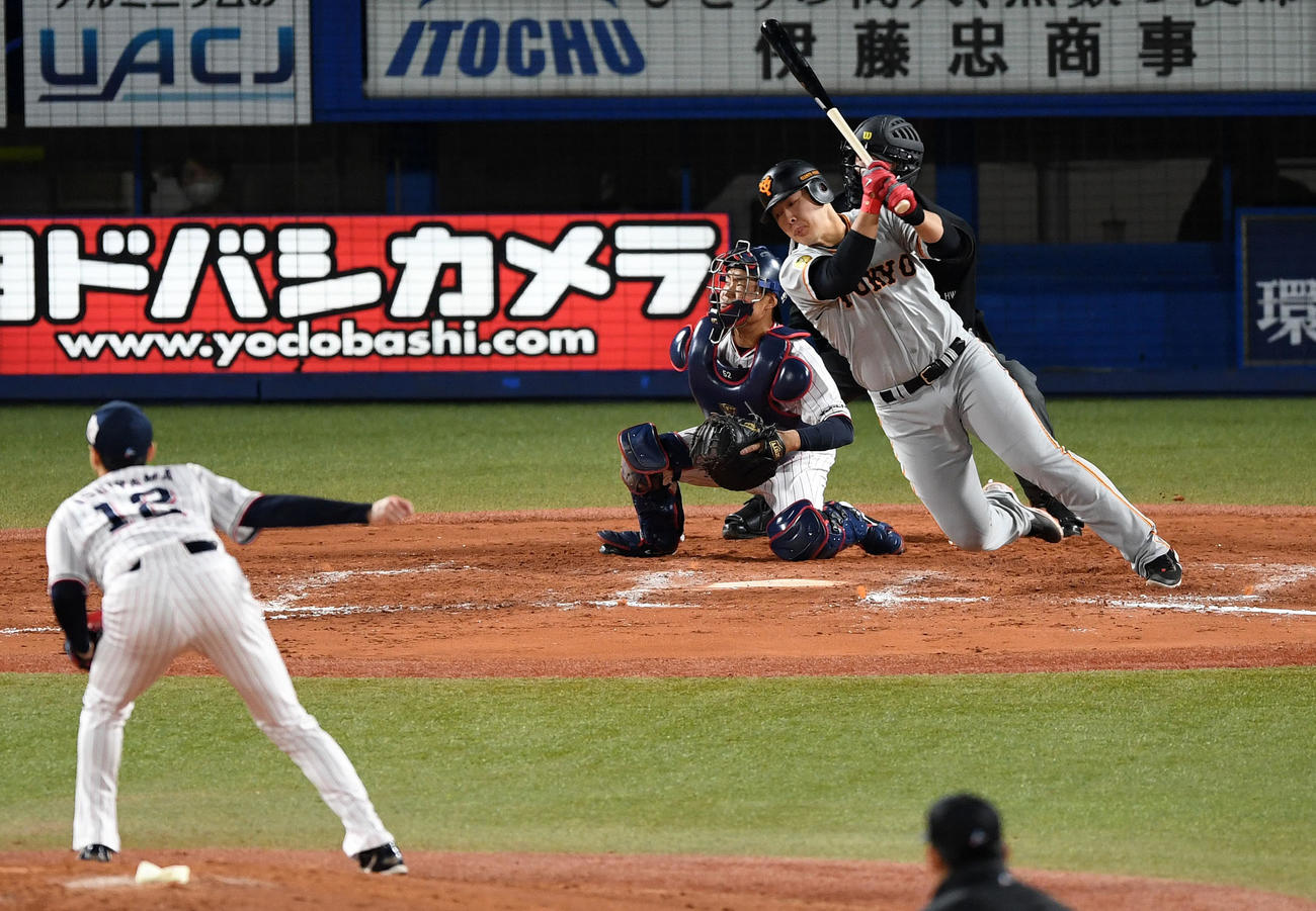 ヤクルト対巨人　9回表巨人1死一塁、勢い余って倒れ込む岡本（撮影・横山健太）