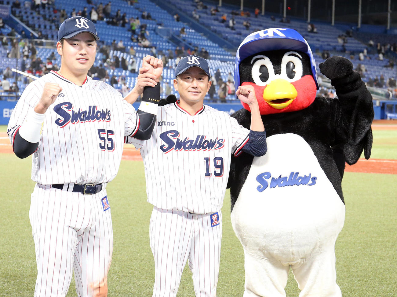 ヤクルト対巨人　ヒーローインタビュー後、つば九郎といっしょに記念撮影をする村上（左）と石川（撮影・狩俣裕三）