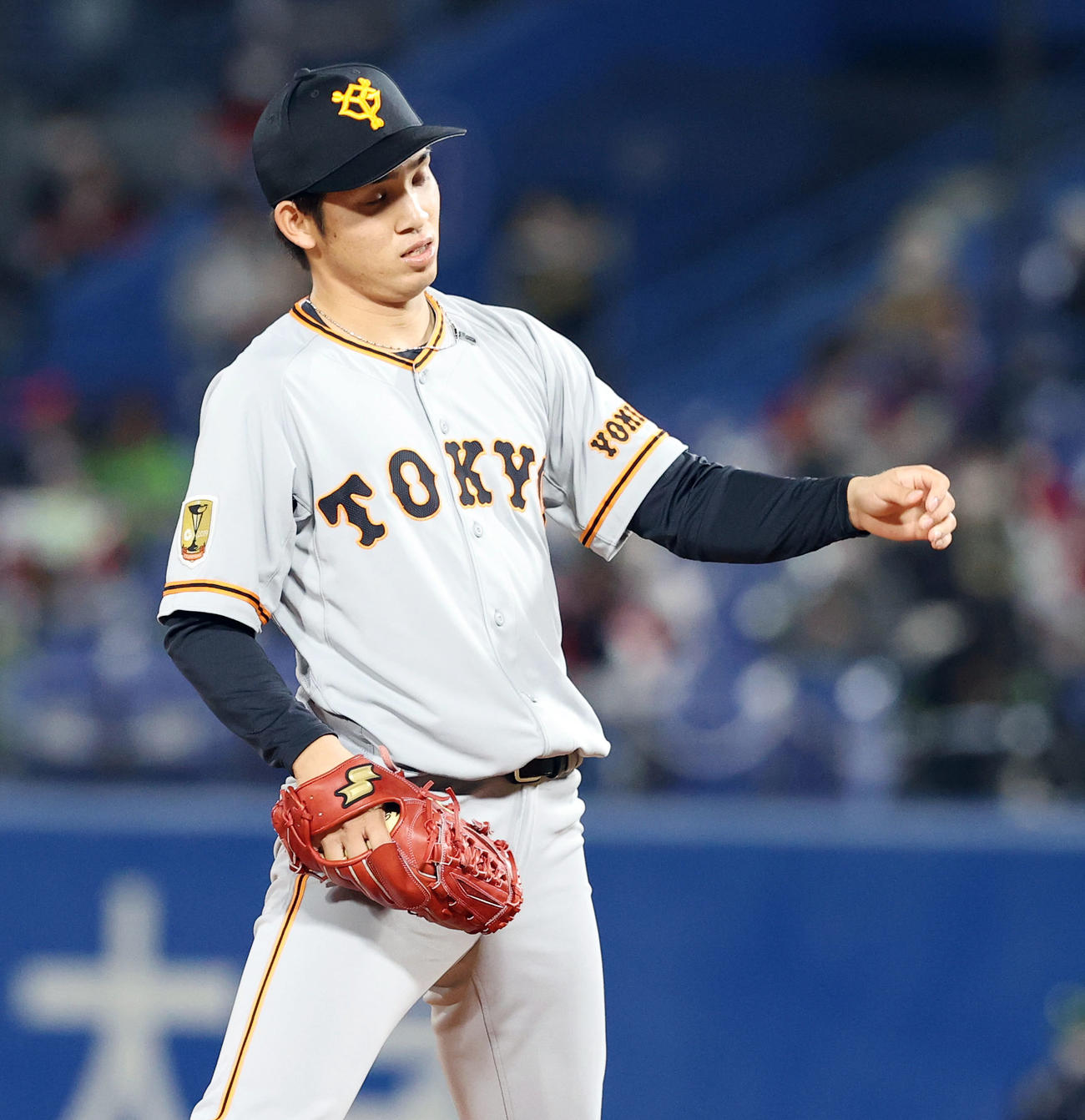 ヤクルト対巨人　1回裏ヤクルト無死、先頭の坂口に四球を与えさえない表情の巨人先発の高橋（撮影・垰建太）