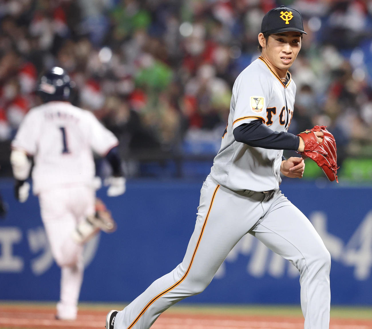ヤクルト対巨人　1回裏ヤクルト無死一、二塁、山田哲（左）に右前打を許し満塁のピンチを招く巨人先発の高橋（撮影・垰建太）