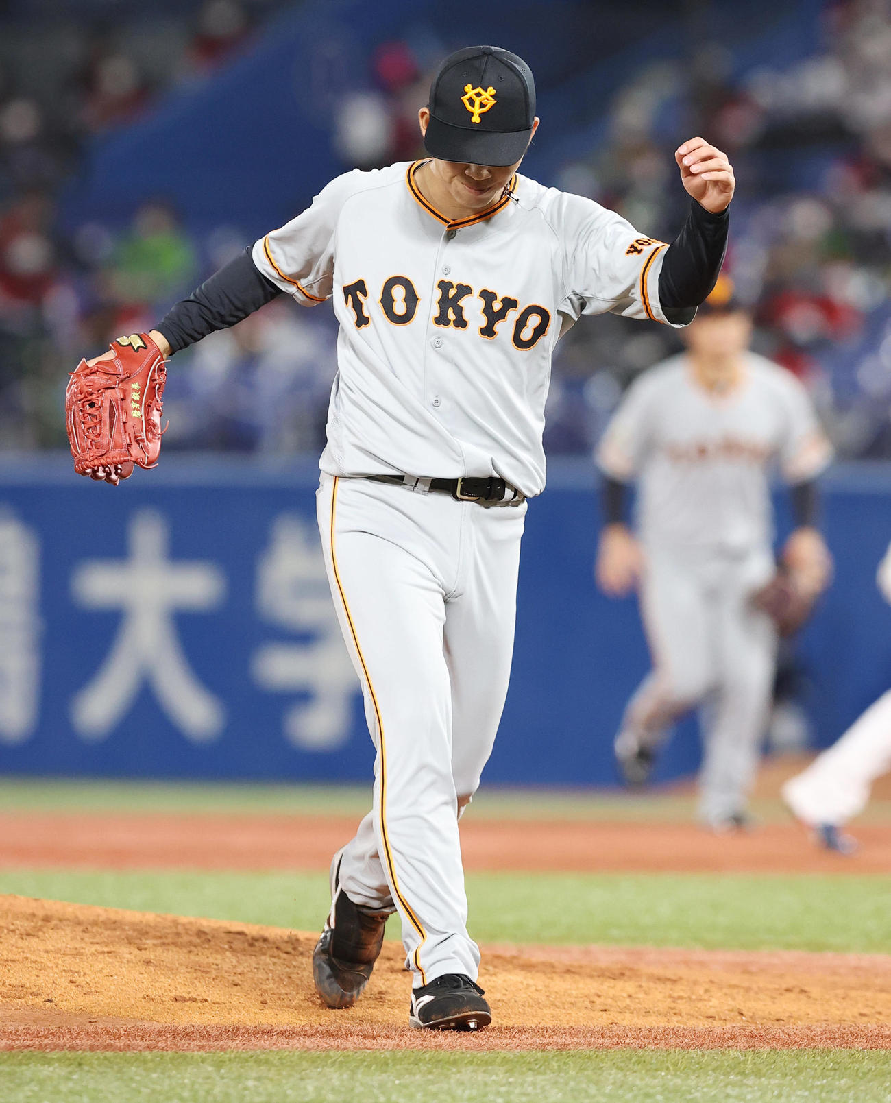 ヤクルト対巨人　1回裏ヤクルト2死満塁、ピンチを招くも中村らを三者連続三振に仕留め引き揚げる巨人先発の高橋（撮影・垰建太）