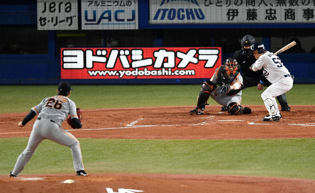 ヤクルト対巨人　1回裏ヤクルト2死満塁、三振に倒れる中村（撮影・横山健太）