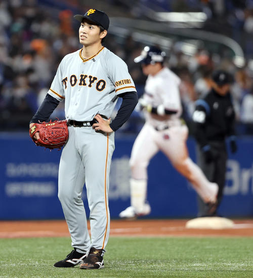 ヤクルト対巨人　6回裏ヤクルト1死二塁、村上（後方）に2点本塁打を浴びる高橋（撮影・狩俣裕三）