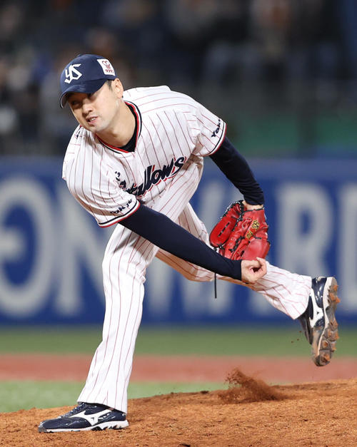 ヤクルト対巨人　9回表から登板する石山（撮影・狩俣裕三）