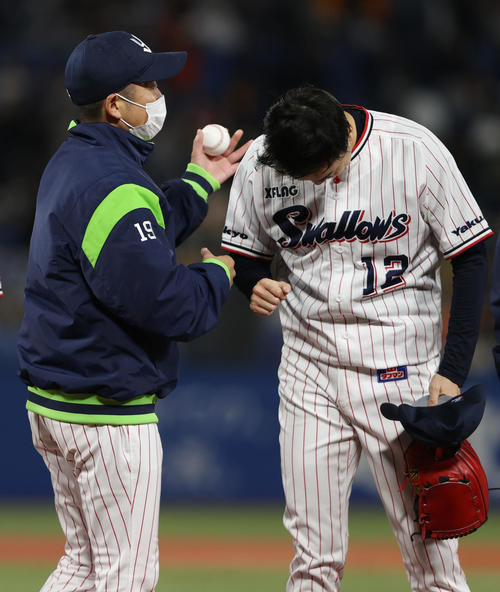 ヤクルト対巨人　試合後、石山（右）をねぎらう石川（撮影・狩俣裕三）