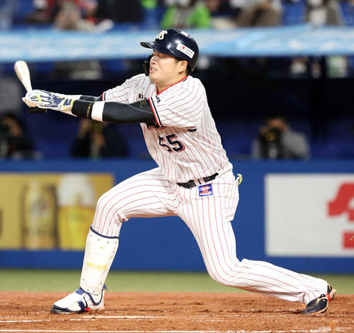 ヤクルト対巨人　1回裏ヤクルト無死満塁、空振り三振に倒れる村上（撮影・垰建太）