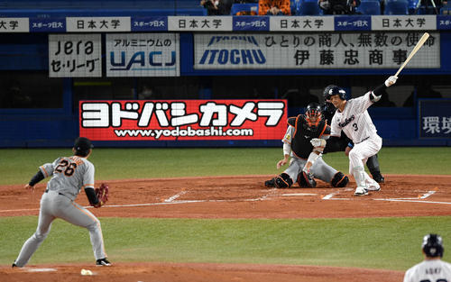 ヤクルト対巨人　1回裏ヤクルト1死満塁、三振に倒れる西浦（撮影・横山健太）