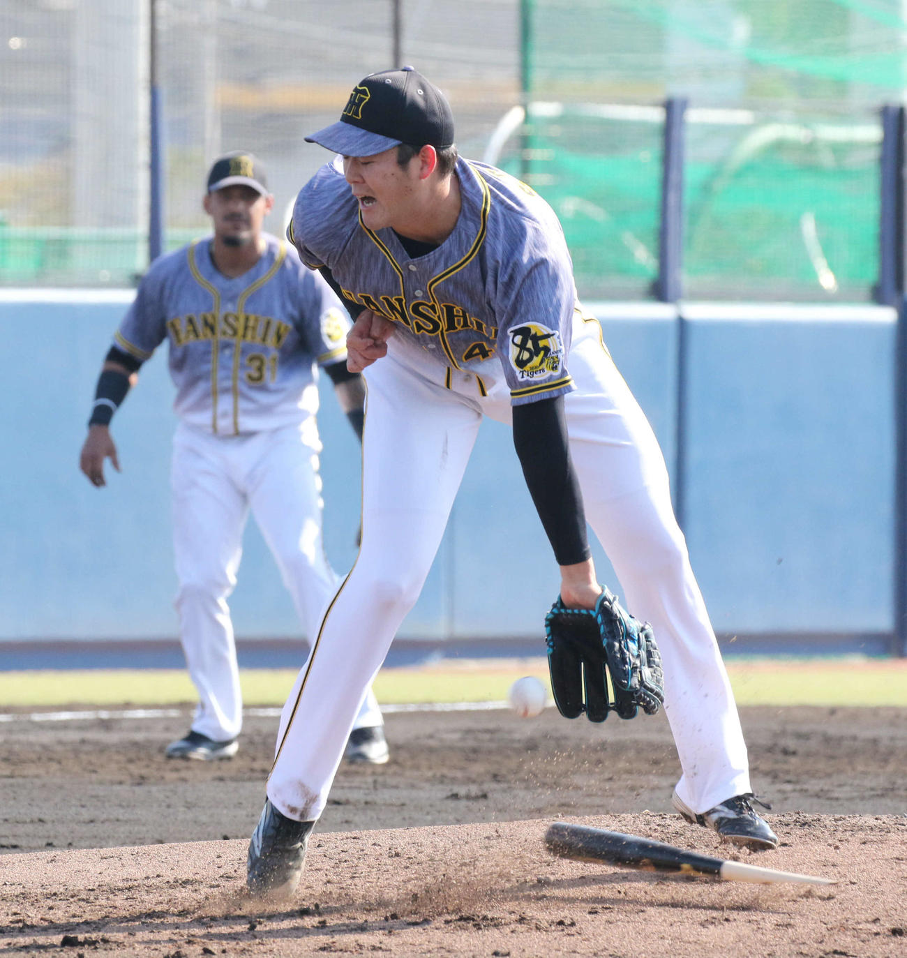ウエスタン・リーグ　オリックス対阪神　3回裏オリックス無死、勝俣翔貴の投ゴロを処理する阪神斎藤友貴哉（撮影・渦原淳）