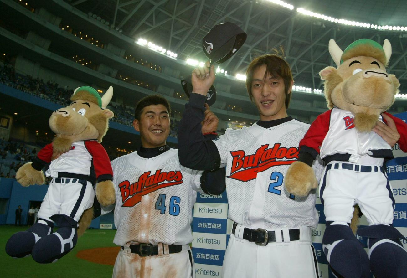 04年3月27日、開幕戦に勝利しお立ち台でファンの声援に笑顔でこたえる近鉄北川（左）と岩隈