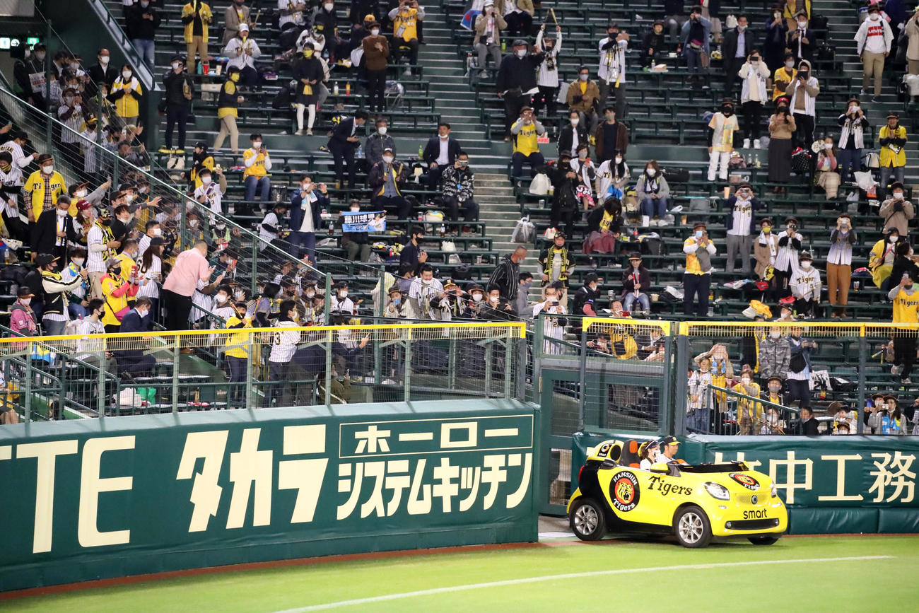 6回表、リリーフカーでマウンドへ向かう藤川（撮影・加藤哉）