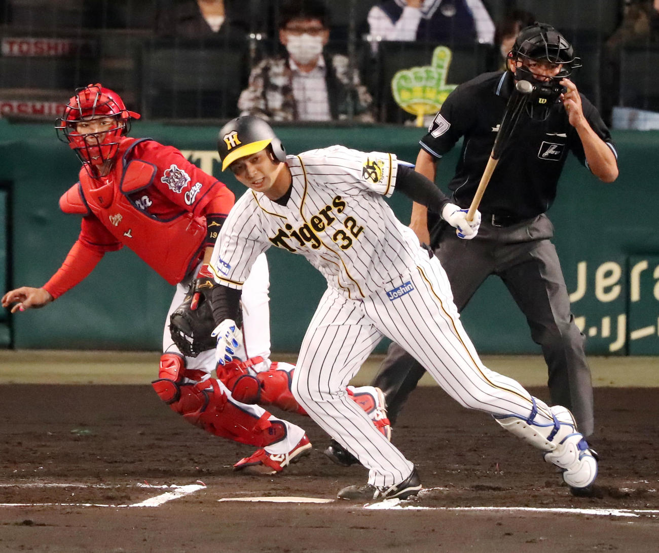 阪神対広島　6回裏阪神1死、代打井上は遊ゴロに倒れる（撮影・加藤哉）
