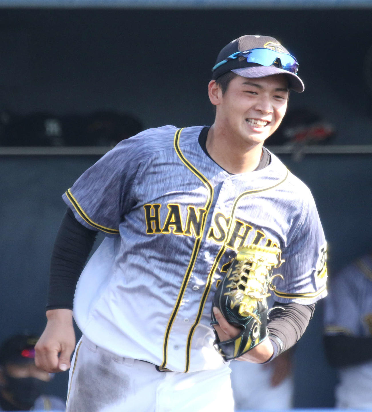 ウエスタン・リーグ　オリックス対阪神　笑顔でベンチから出る井上広大（撮影・渦原淳）