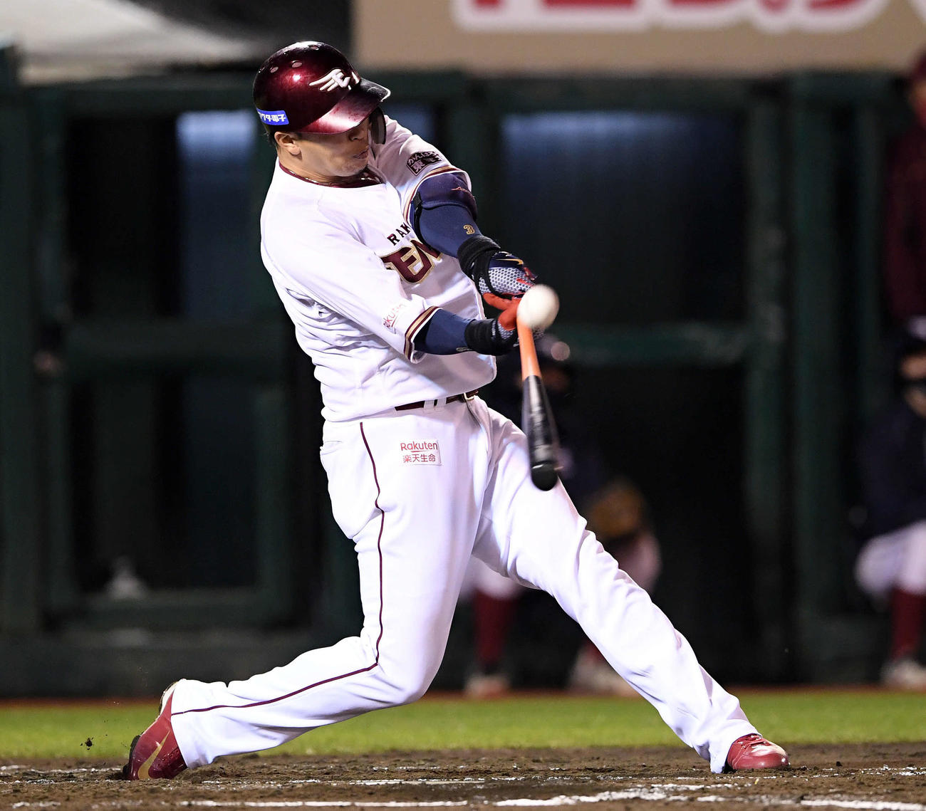 楽天対オリックス　6回裏楽天2死一、三塁、浅村は右翼に逆転の2点適時二塁打を放つ（撮影・滝沢徹郎）