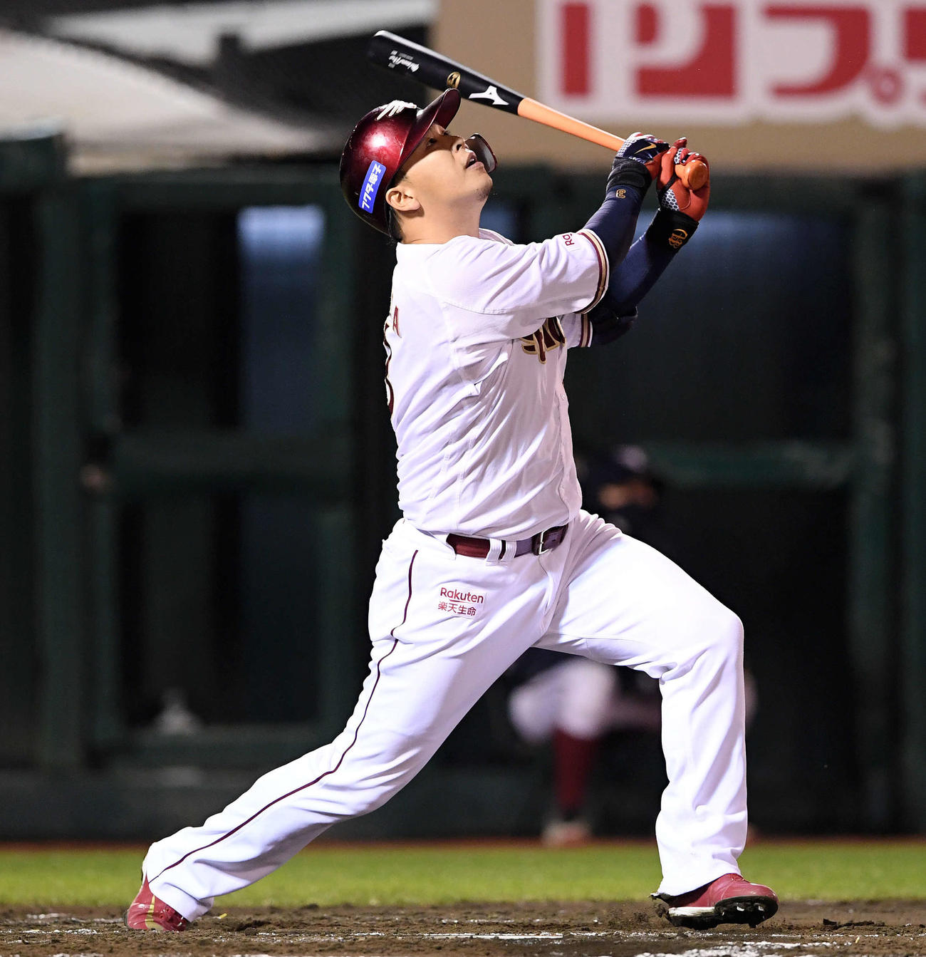 楽天対オリックス　6回裏楽天2死一、三塁、浅村は右翼に逆転の2点適時二塁打を放つ（撮影・滝沢徹郎）