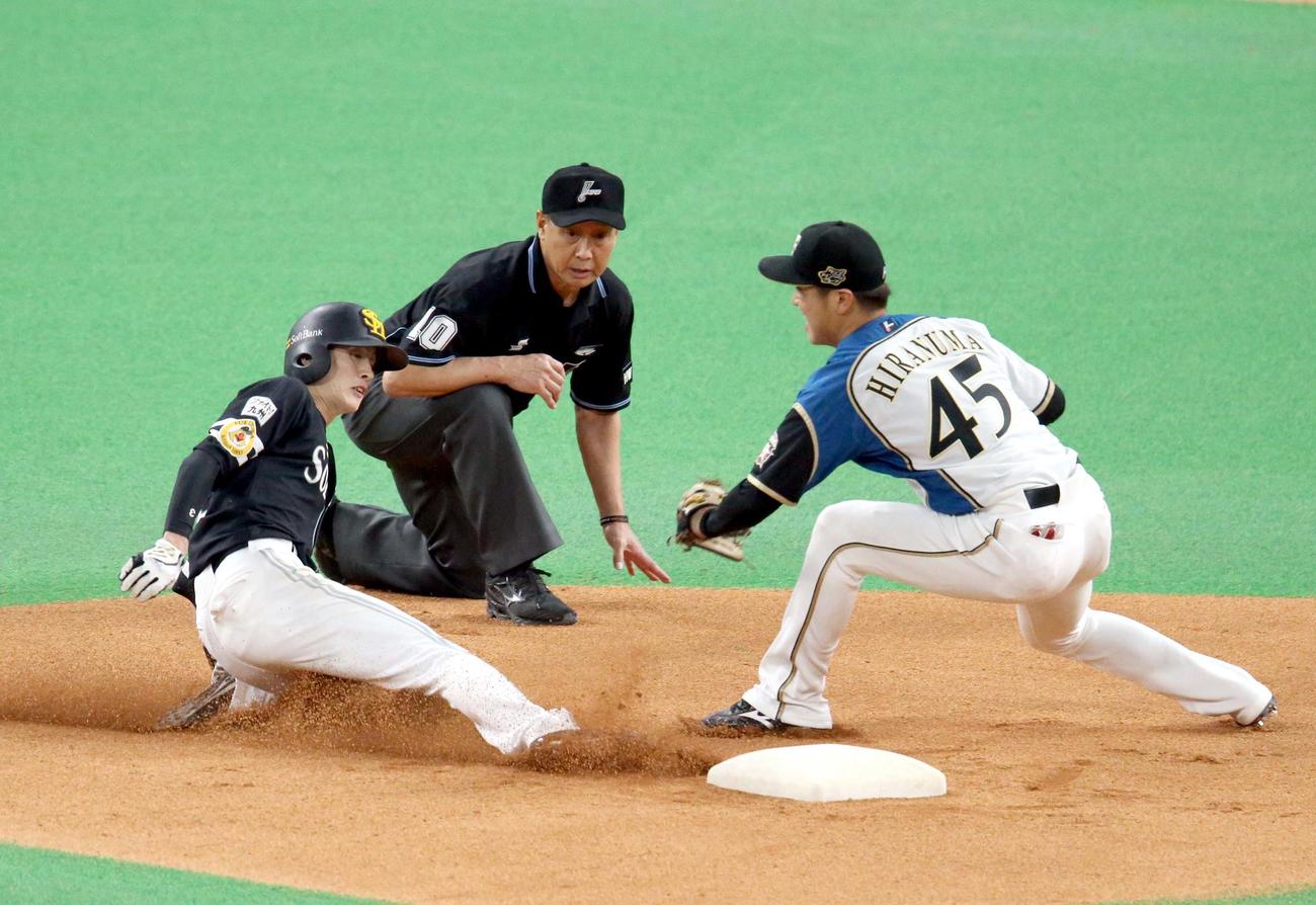 日本ハム対ソフトバンク　6回表ソフトバンク2死一塁、二盗を決める周東（撮影・佐藤翔太）