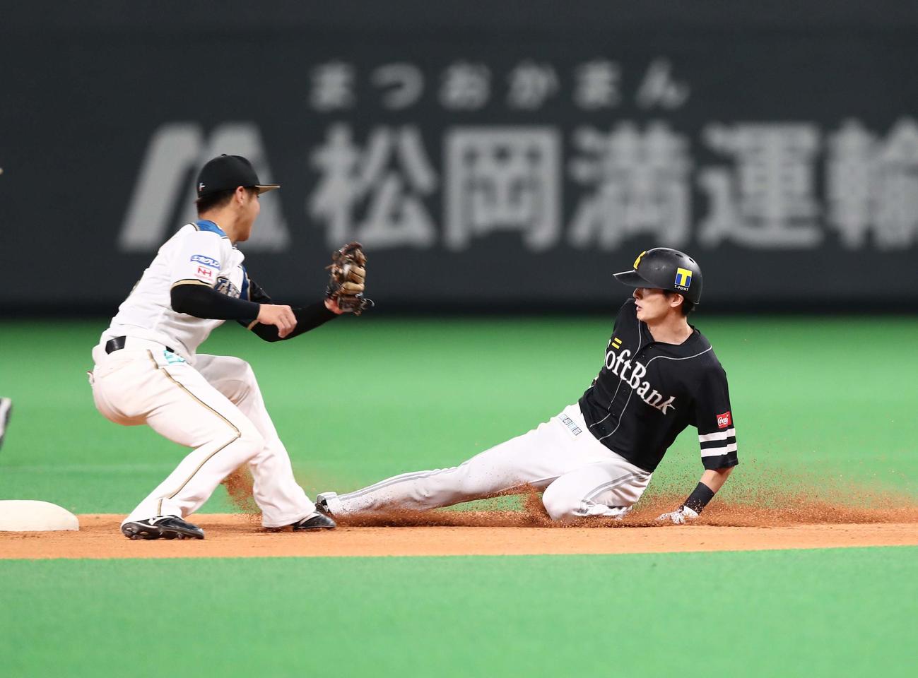 日本ハム対ソフトバンク　6回表ソフトバンク2死一塁、盗塁を決める周東（撮影・黒川智章）