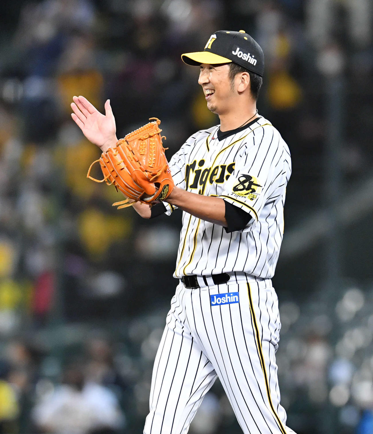 阪神対広島　6回表広島無死一塁、上本を遊直、飛び出していた一塁走者を刺して併殺とした小幡に向かって笑顔でグラブをたたく藤川（撮影・岩下翔太）