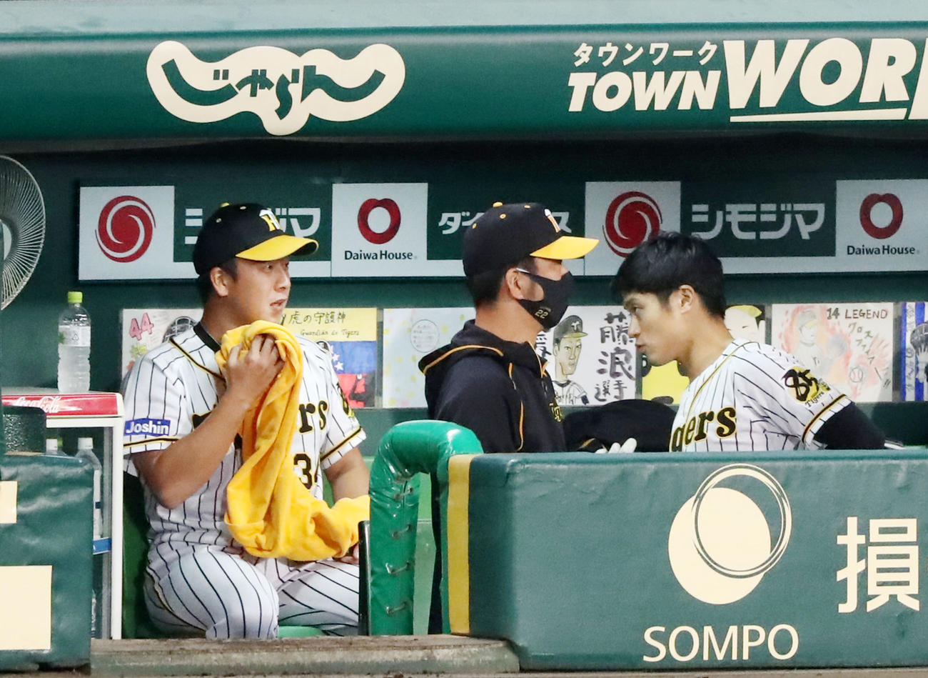 8回表の登板を終えた谷川（左）へ言葉を掛ける藤川、右は坂本（撮影・加藤哉）
