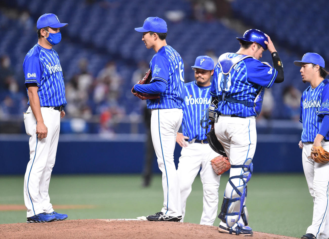 プロ野球中日対DeNA　6回裏中日無死二塁、マウンドを降りるDeNA先発の大貫晋一（DeNA）（撮影・森本幸一）
