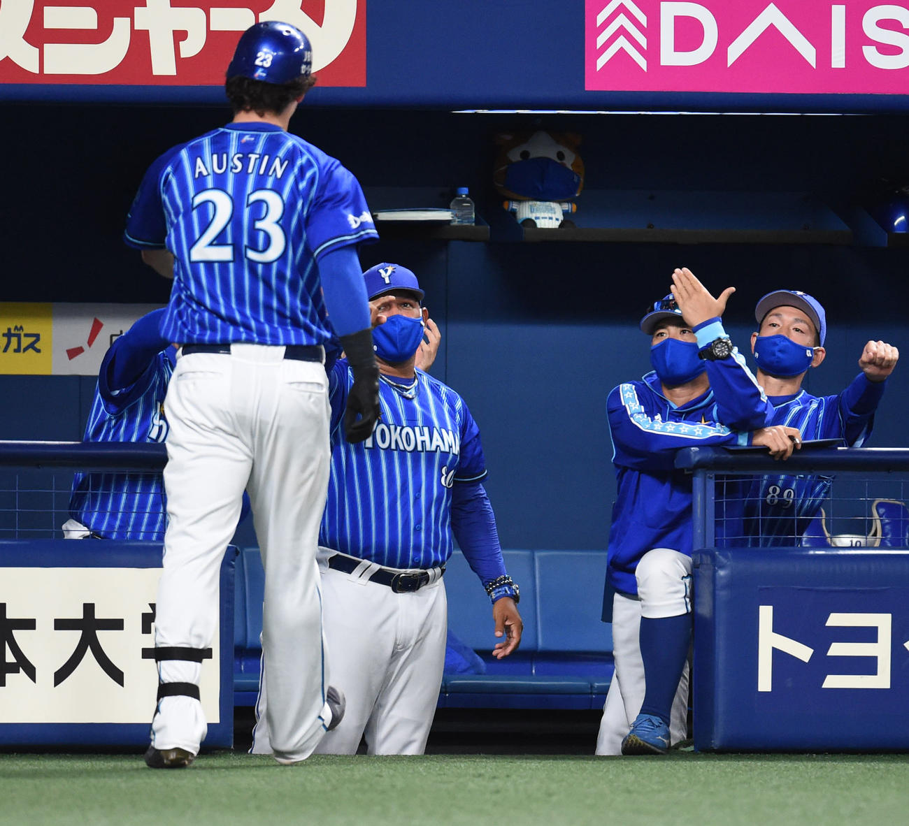 中日対DeNA　1回表DeNA2死、右中間に先制本塁打を放ったオースティンを迎えるラミレス監督（撮影・森本幸一）