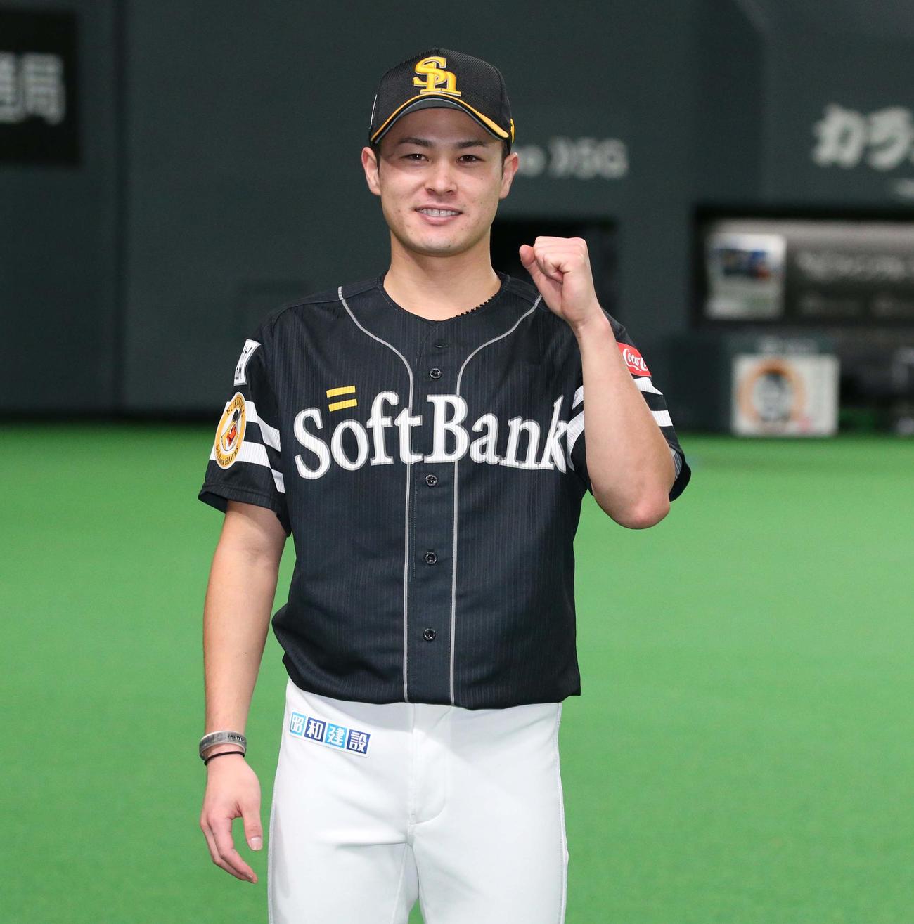 日本ハム対ソフトバンク　試合後、ガッツポーズの笠谷（撮影・黒川智章）