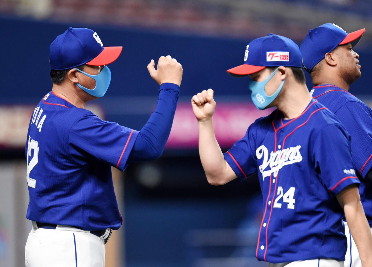 福谷浩司を迎える与田剛監督（左）（撮影・森本幸一）