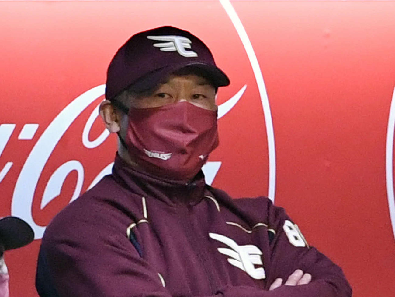 楽天対オリックス　10回裏、戦況に視線を送る楽天三木監督（撮影・滝沢徹郎）