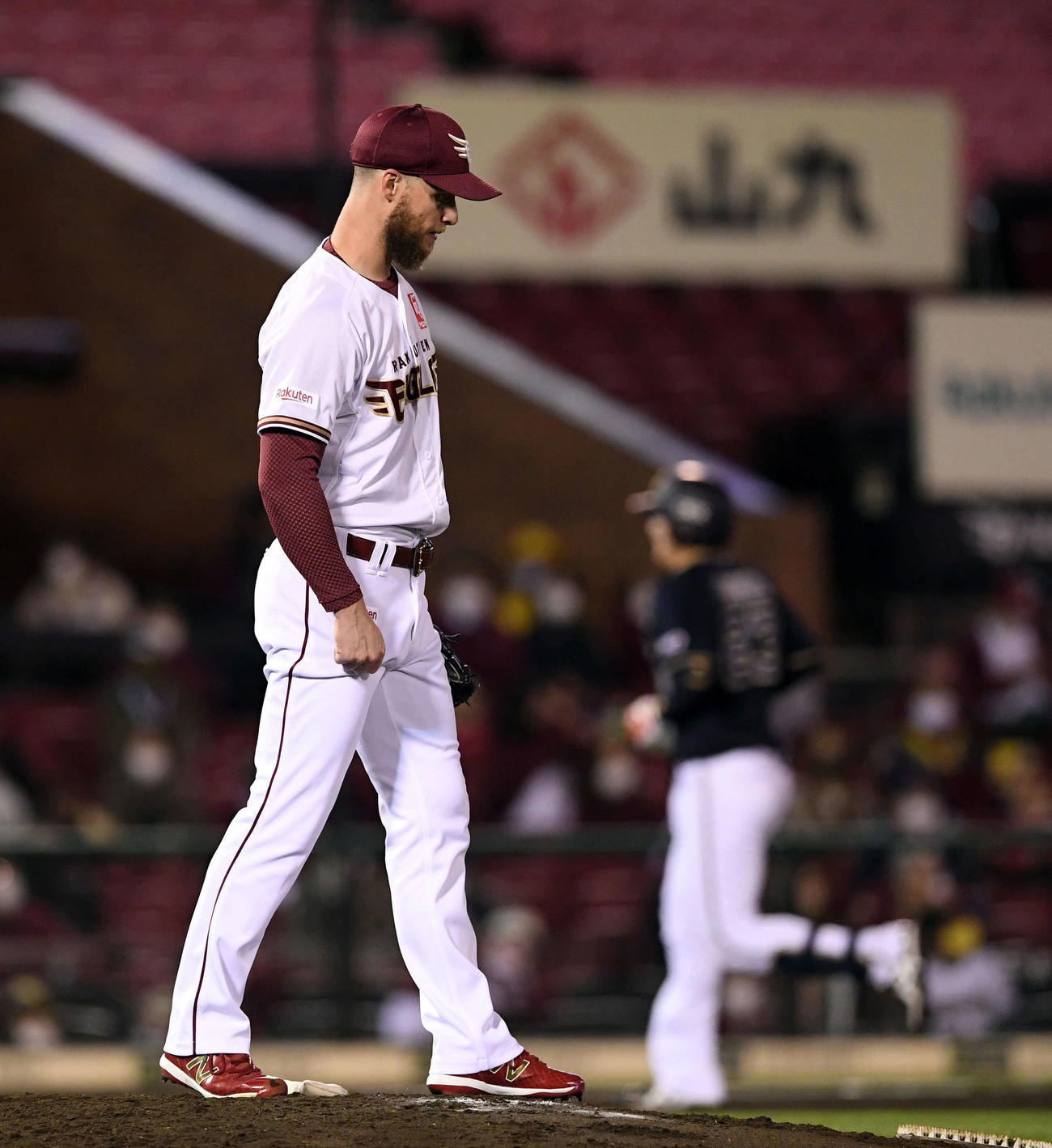楽天対オリックス　9回表オリックス無死、伏見（奥）に同点のソロ本塁打を浴びるブセニッツ（撮影・滝沢徹郎）