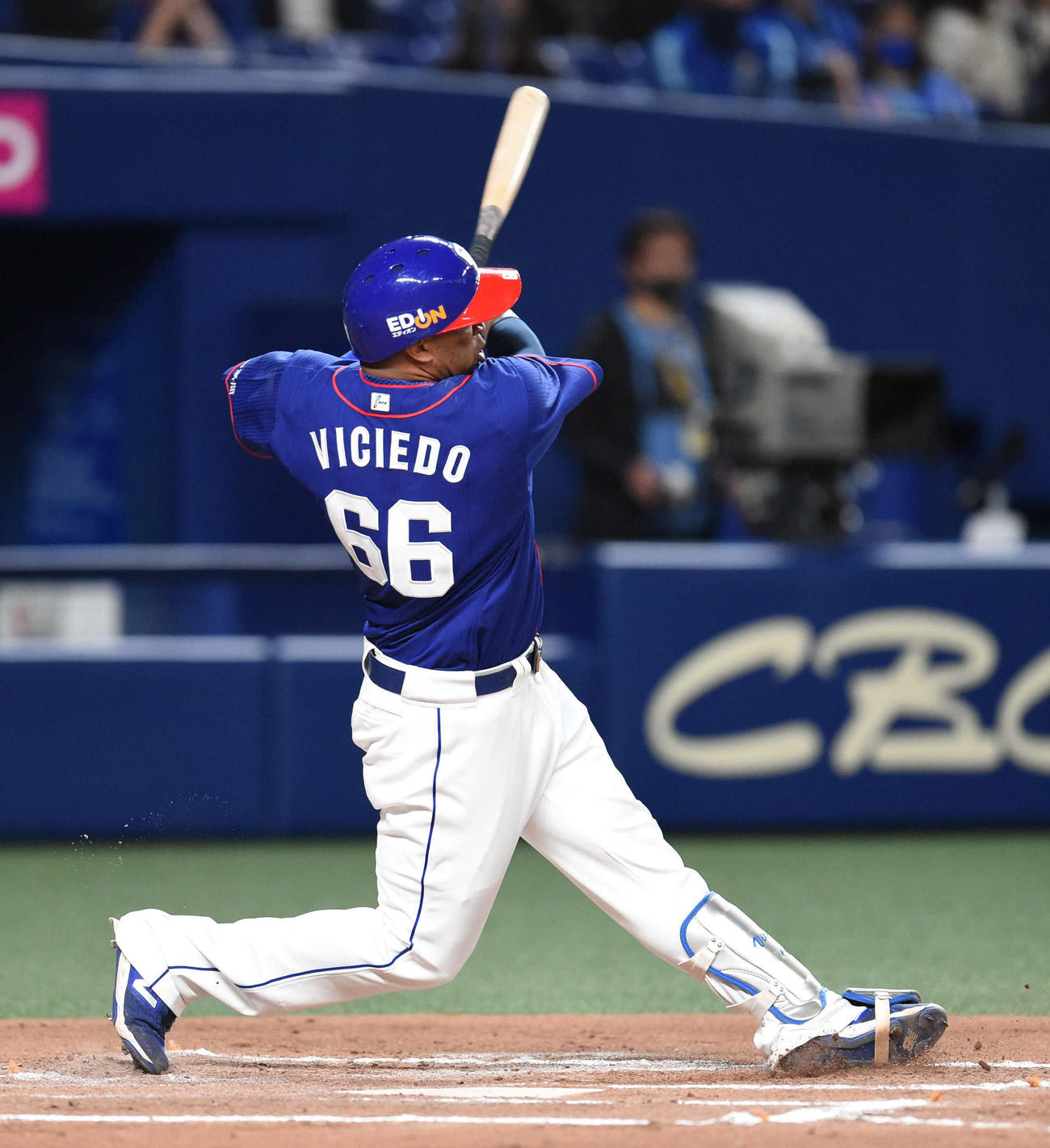 中日対DeNA　6回裏中日無死一塁、左中間に適時二塁打を放つビシエド（撮影・森本幸一）