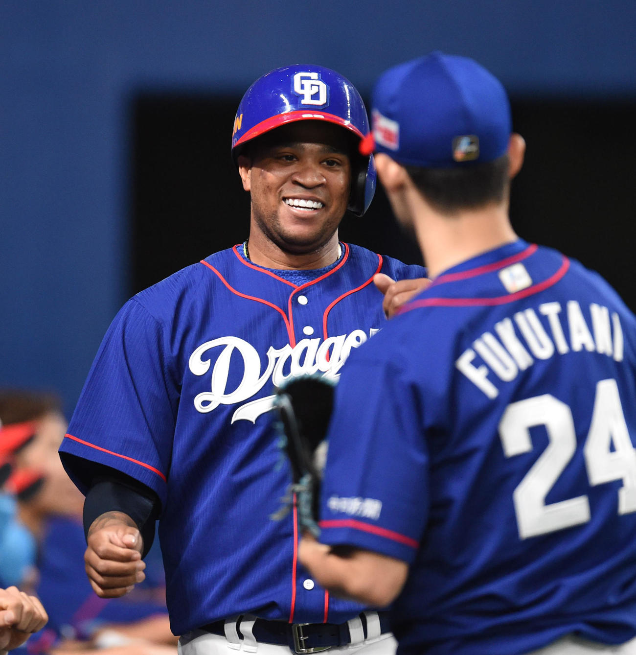中日対DeNA　6回裏中日1死三塁、シエラの中前適時打で生還し福谷と笑顔でエアタッチをするビシエド（撮影・森本幸一）