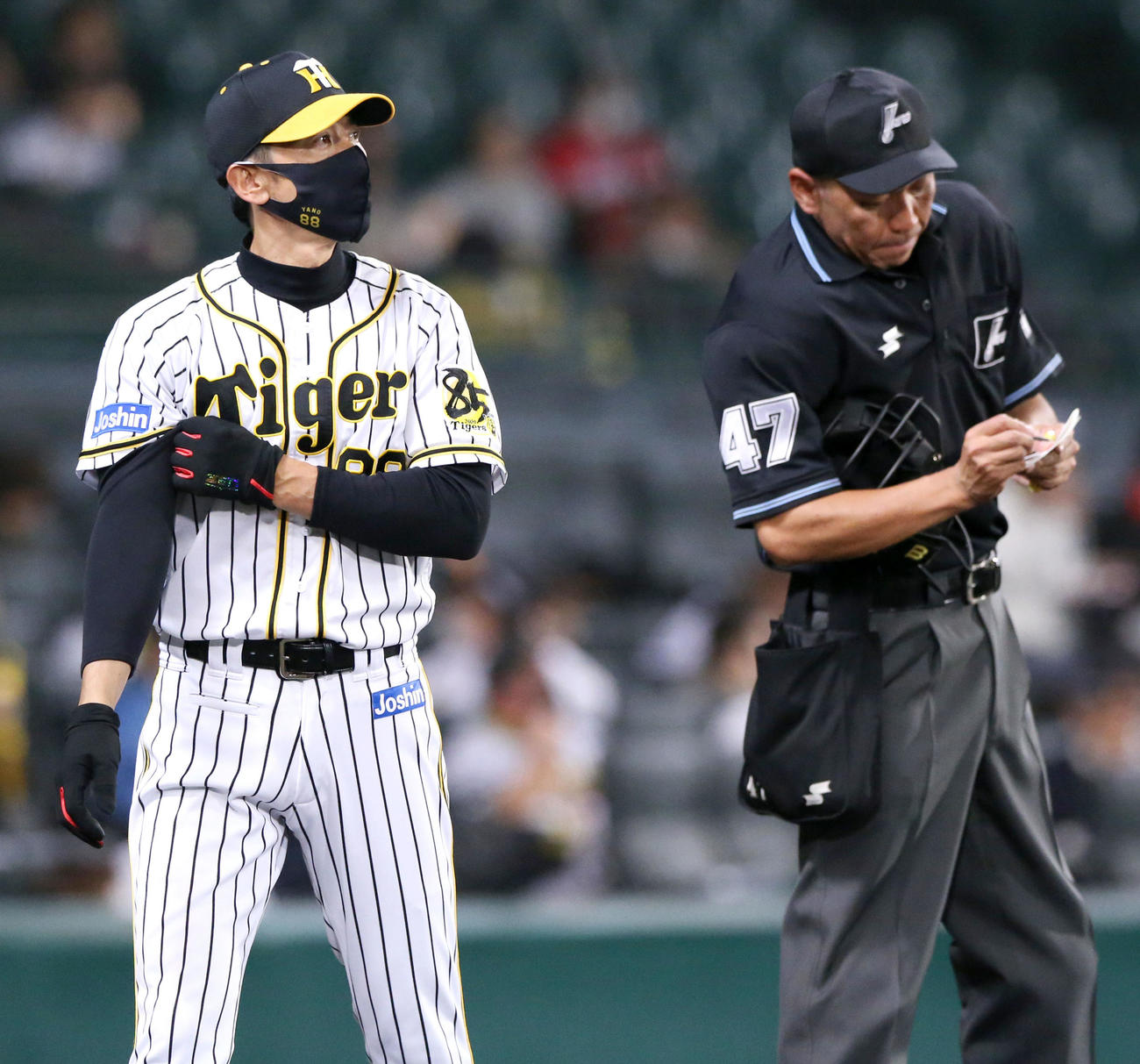 阪神対広島　3回裏終了後、矢野監督は球審に選手交代を告げる（撮影・上山淳一）