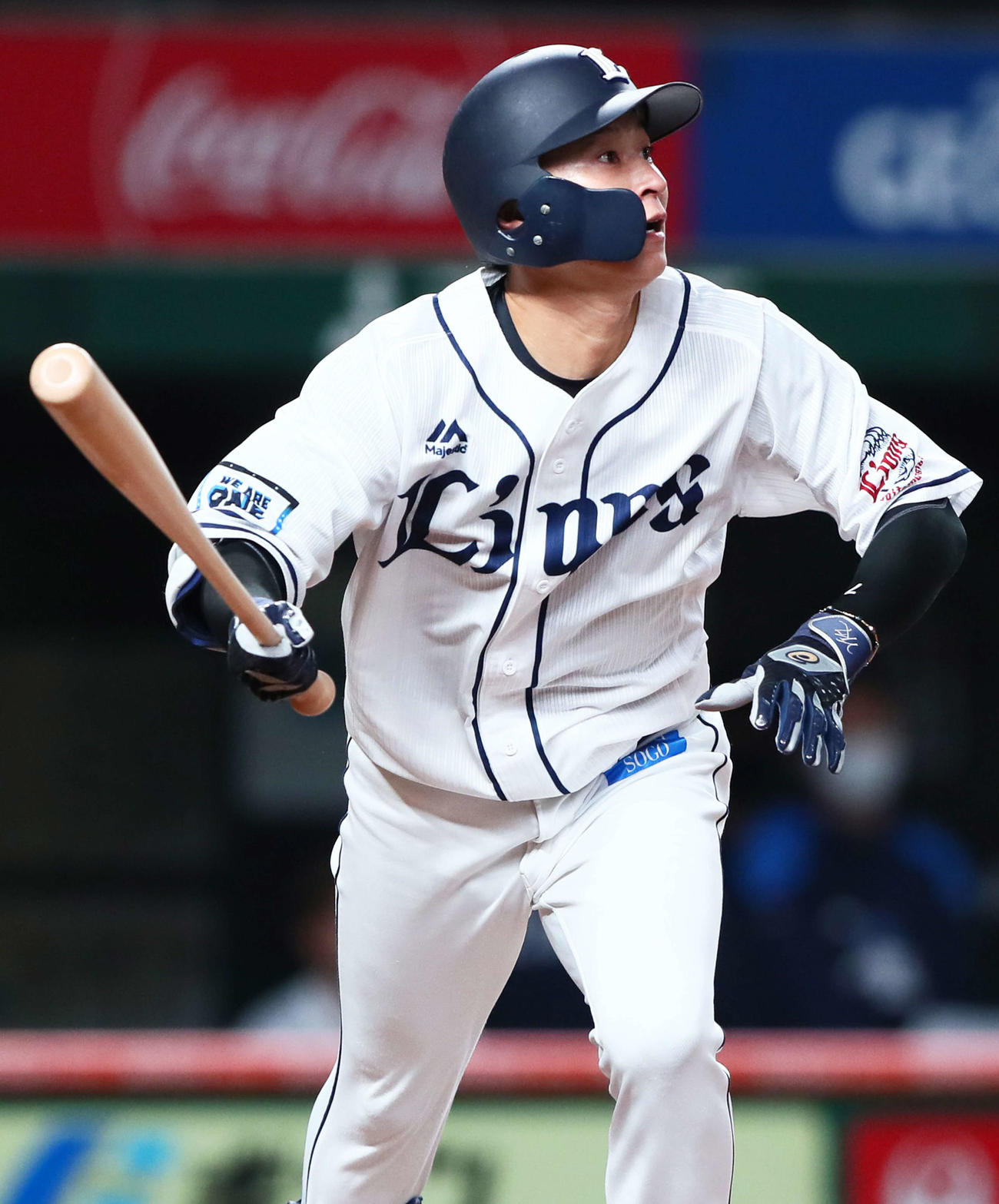 西武対ロッテ　7回裏西武1死二、三塁、右犠飛を放つ金子（撮影・足立雅史）