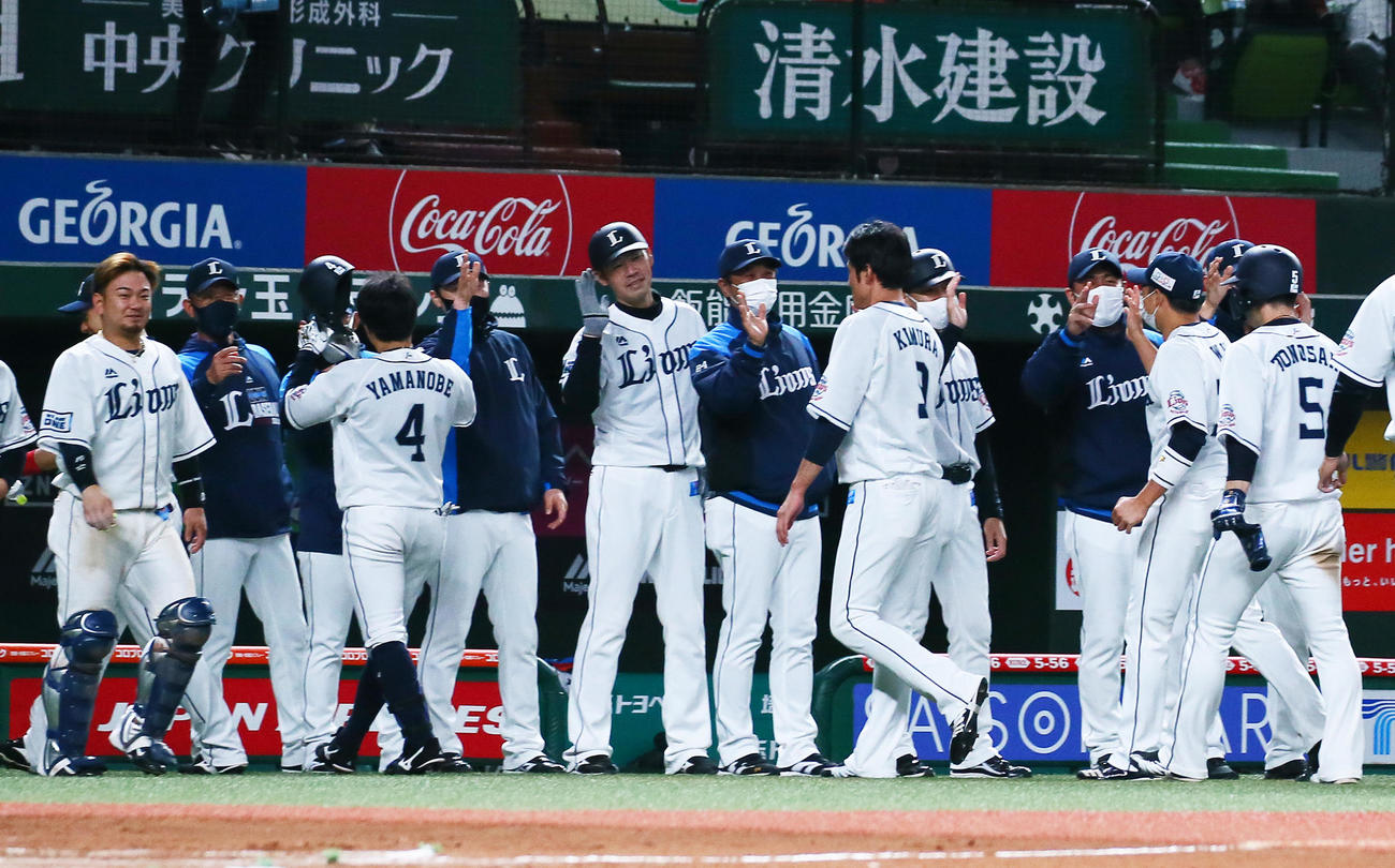 西武対ロッテ　サヨナラ勝利を喜ぶ西武辻監督（左から2人目）らナイン（撮影・足立雅史）