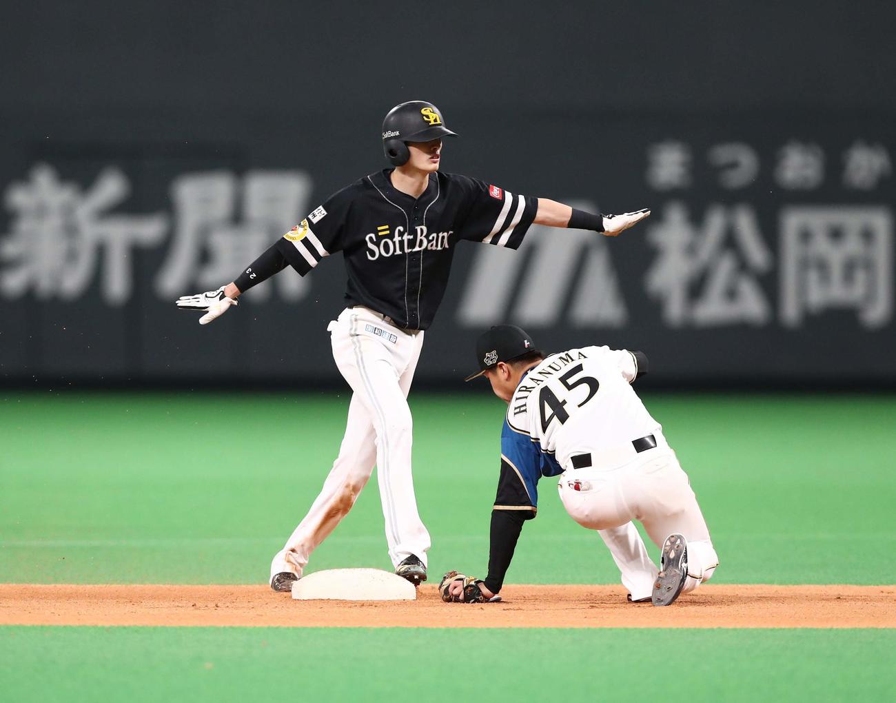 日本ハム対ソフトバンク　6回表ソフトバンク2死一塁、盗塁を決める周東（撮影・黒川智章）