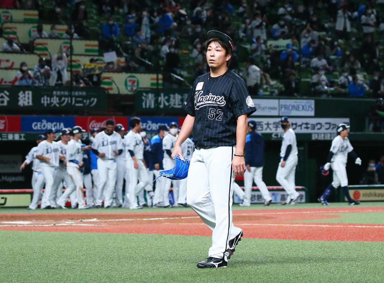 西武対ロッテ　サヨナラ負けを喫しぼうぜんと引き揚げるロッテ益田（撮影・足立雅史）