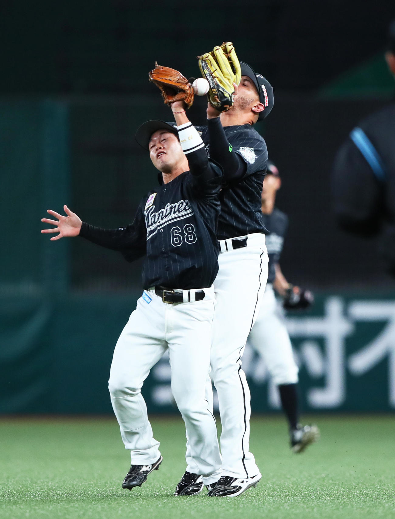 西武対ロッテ　9回裏西武2死二塁、山野辺の打球をサヨナラを許す落球とする二塁手西巻（左）と右翼手マーティン（撮影・足立雅史）