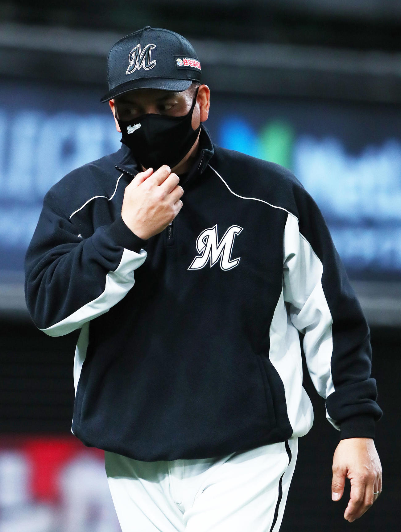 西武対ロッテ　投手交代を告げ厳しい表情でベンチに戻るロッテ井口監督（撮影・足立雅史）