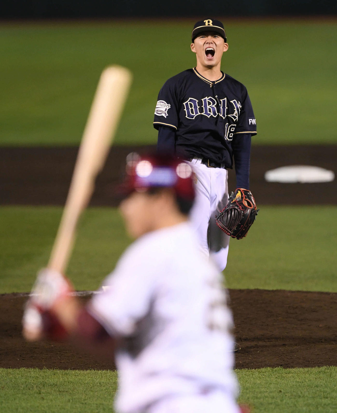 楽天対オリックス　5回裏楽天2死、田中和にファールで粘られ悔しがる山本（撮影・滝沢徹郎）