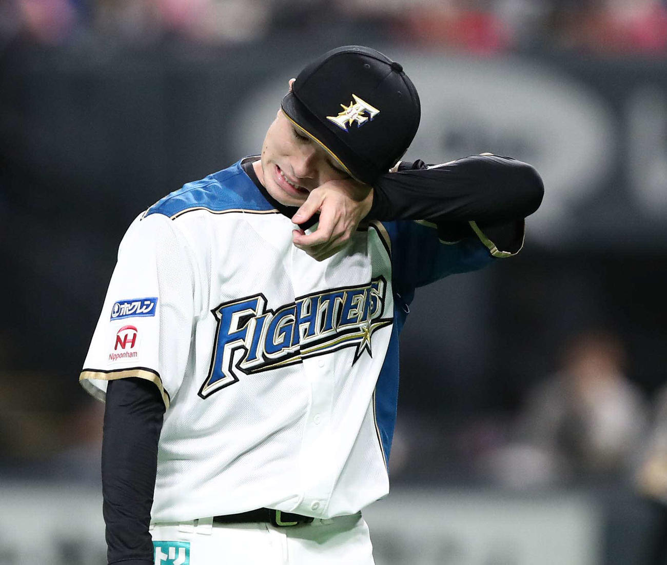 日本ハム対ソフトバンク　5回を投げ7失点し汗を拭き引き揚げる上沢（撮影・黒川智章）