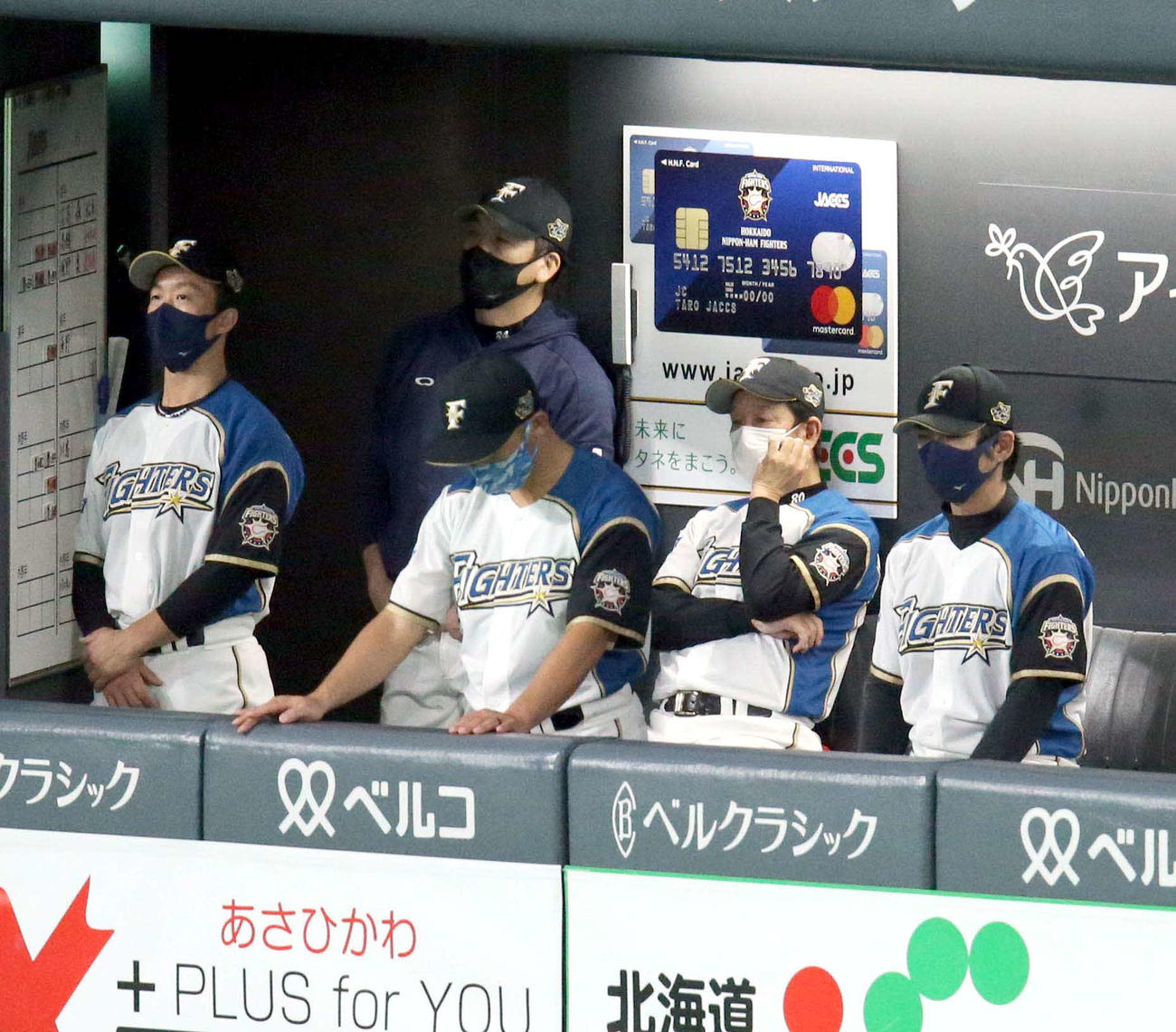 日本ハム対ソフトバンク　追加点を許し険しい表情の日本ハム栗山監督（右から2人目）（撮影・佐藤翔太）